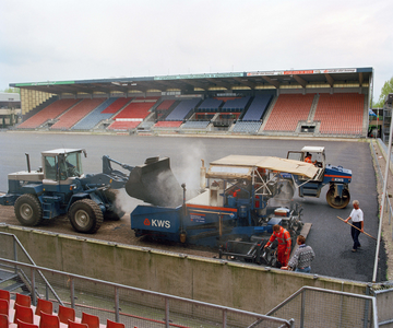 840301 Afbeelding van de werkzaamheden in Stadion Nieuw Galgenwaard (Herculesplein) te Utrecht, ter voorbereiding van ...